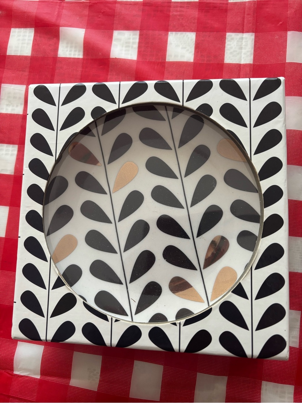 Round Dessert Plates Leaf Pattern in Black and Gold
